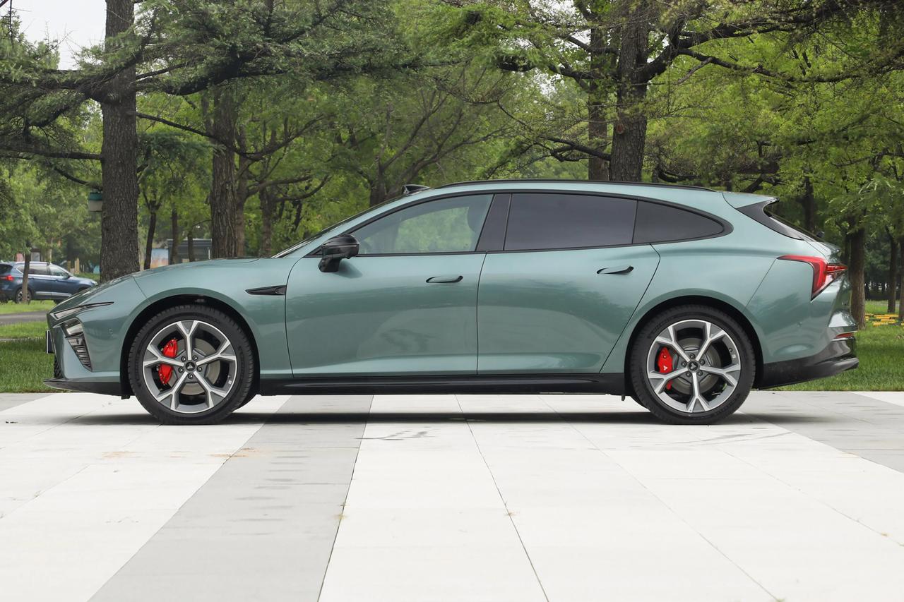 周鸿祎在制造业方面的投资眼光确实一般，造手机亏了几十亿，给哪吒汽车投了19亿，估