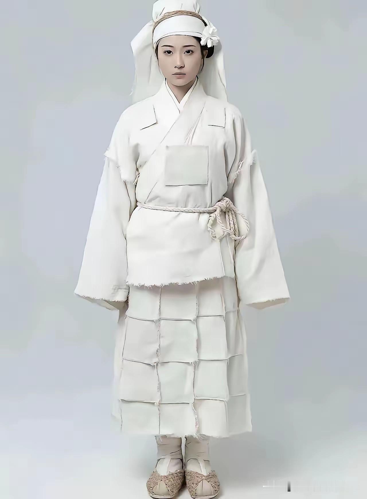巴黎世家一向以推陈出新、式样别致而著称，而且价格还特别贵。
目前巴黎世家最新推出