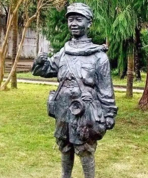 1936年，马家军的军官抓住一名12岁的小红军，当他即将对小红军开枪的时候，小红
