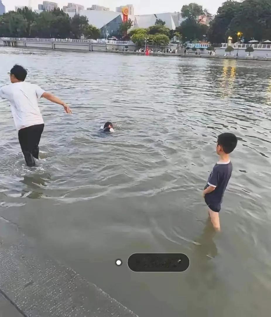 不能说岸上的人太冷漠了，两个人在慌张的时候，会把救援者也按下水，就算是会游泳的人