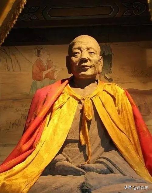 1996年，山西一名村民在寺庙打扫时，不小心把佛像表面的皮蹭掉了，当他看到佛像内