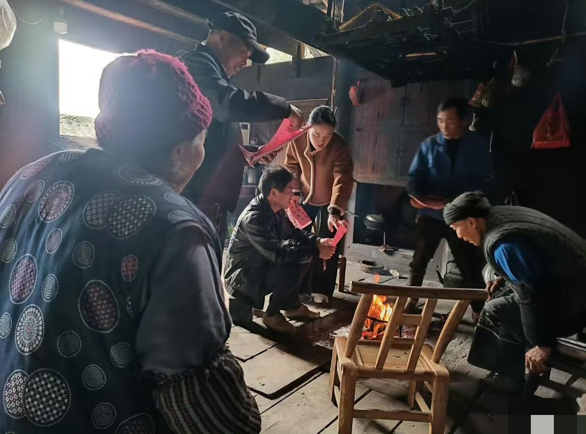 一位退休教师出身的村支书，默默自掏腰包7年给全村交农房保险，每户每年就2元，7年