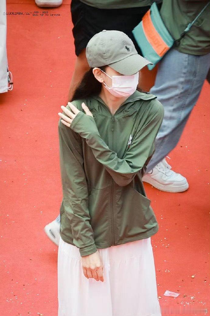 宋祖儿突然挥手打招呼宋祖儿对导演说快看都是我的人 宋祖儿 ​​​