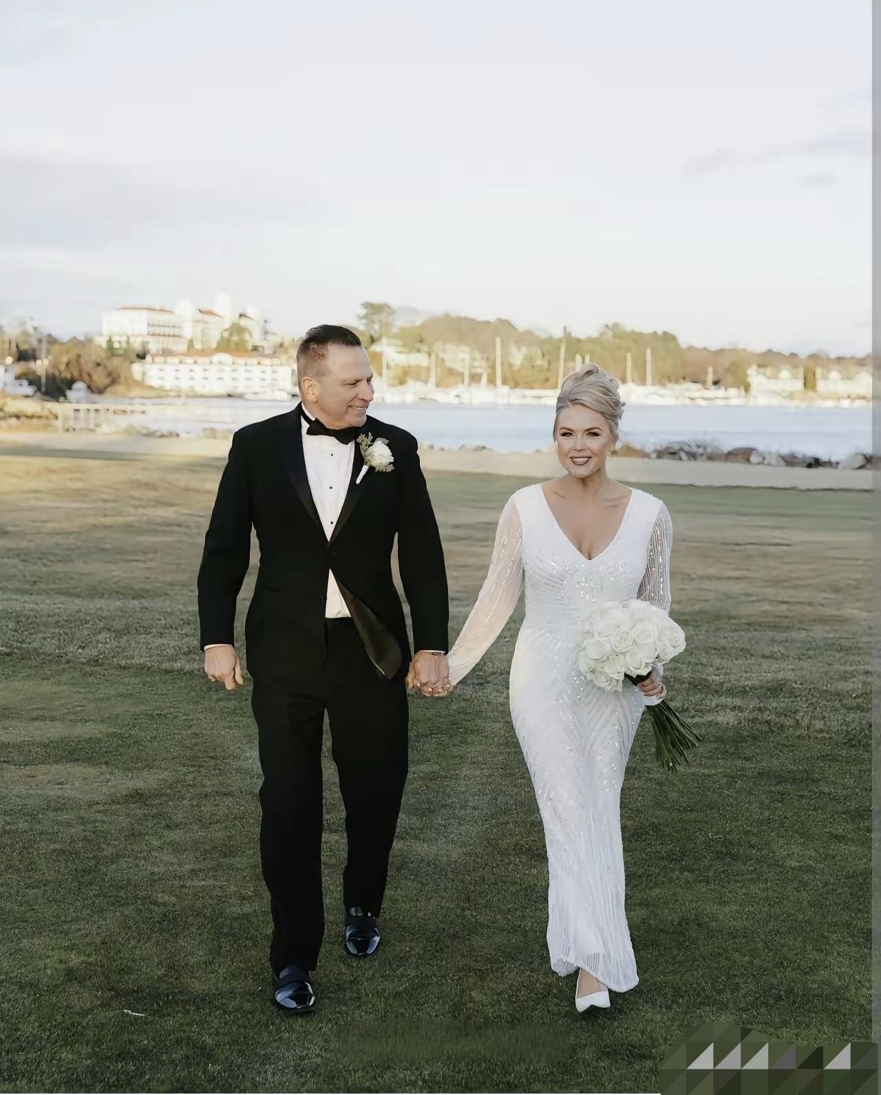 这分明是真心相爱，很多人硬要说成是老牛吃嫩草。
     白宫美女发言人莱维特与