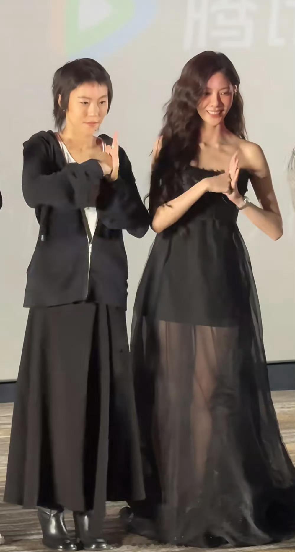 窦靖童宋妍霏手牵手遛狗之前她俩合作花絮里就有嗑到[开学季][开学季][开学季] 