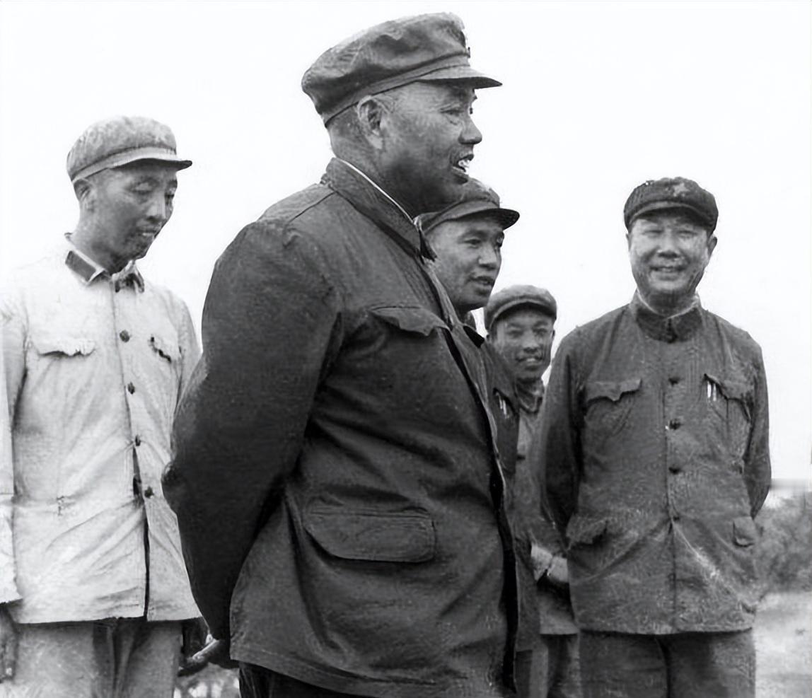 少林寺出身的许世友，1932年与年仅18岁的警卫员比武落败，坦言心服口服，愿甘拜