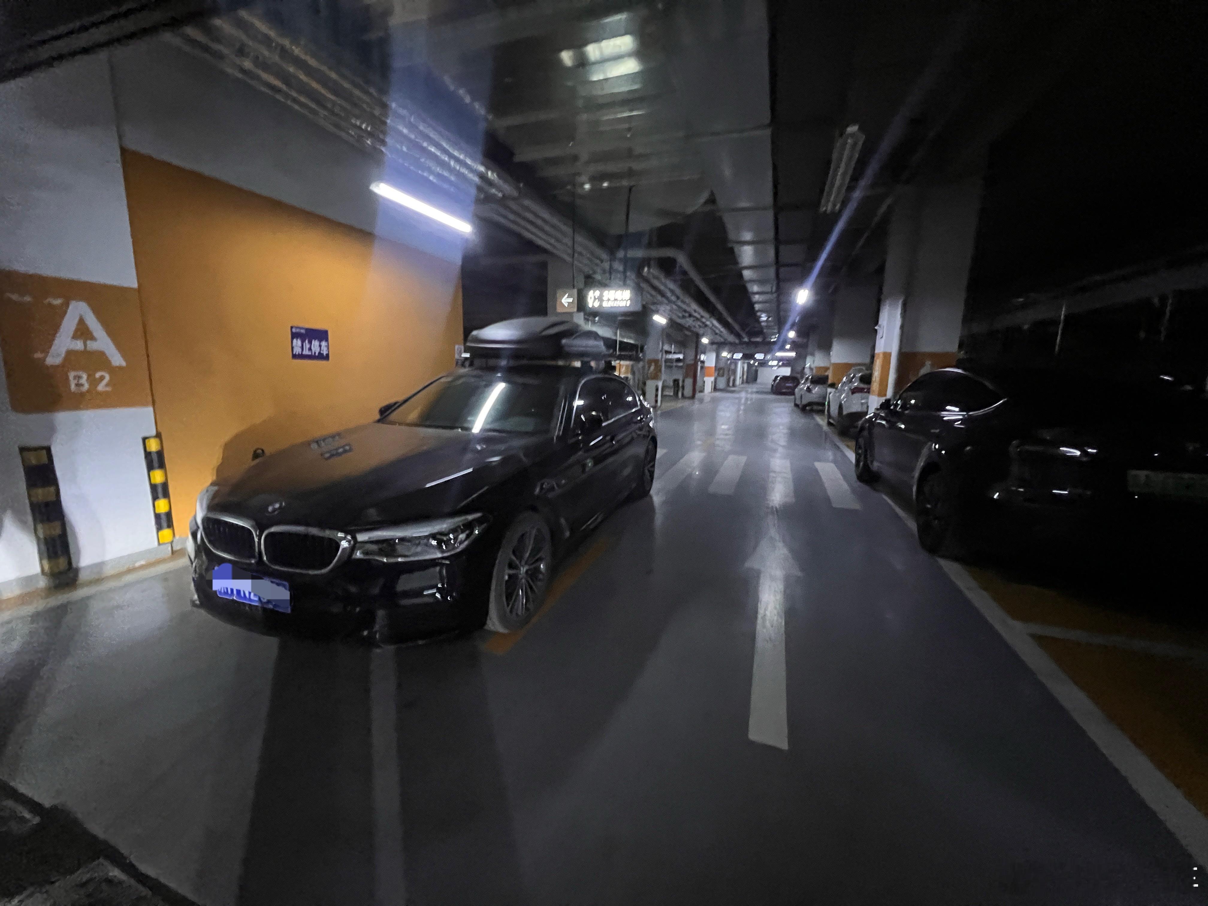 这样停车的人，真应该拉出去枪毙！整个地库就一条路，全部堵死！打电话过去还是问别人