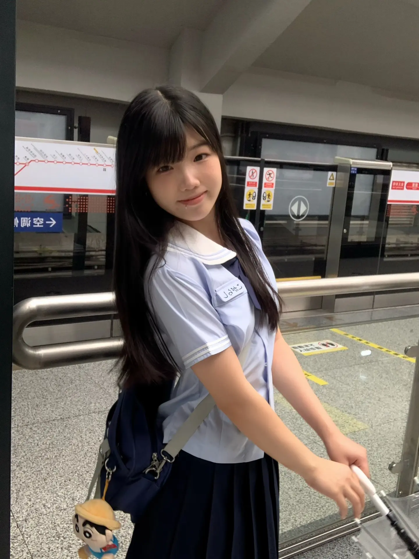 那晚你跟我聊到凌晨 我以为你心里也有我 后来才知道你在厂里上夜班