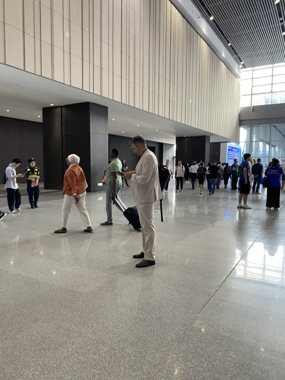 都在广交会偶遇天菜，我看到唯一穿长袖的