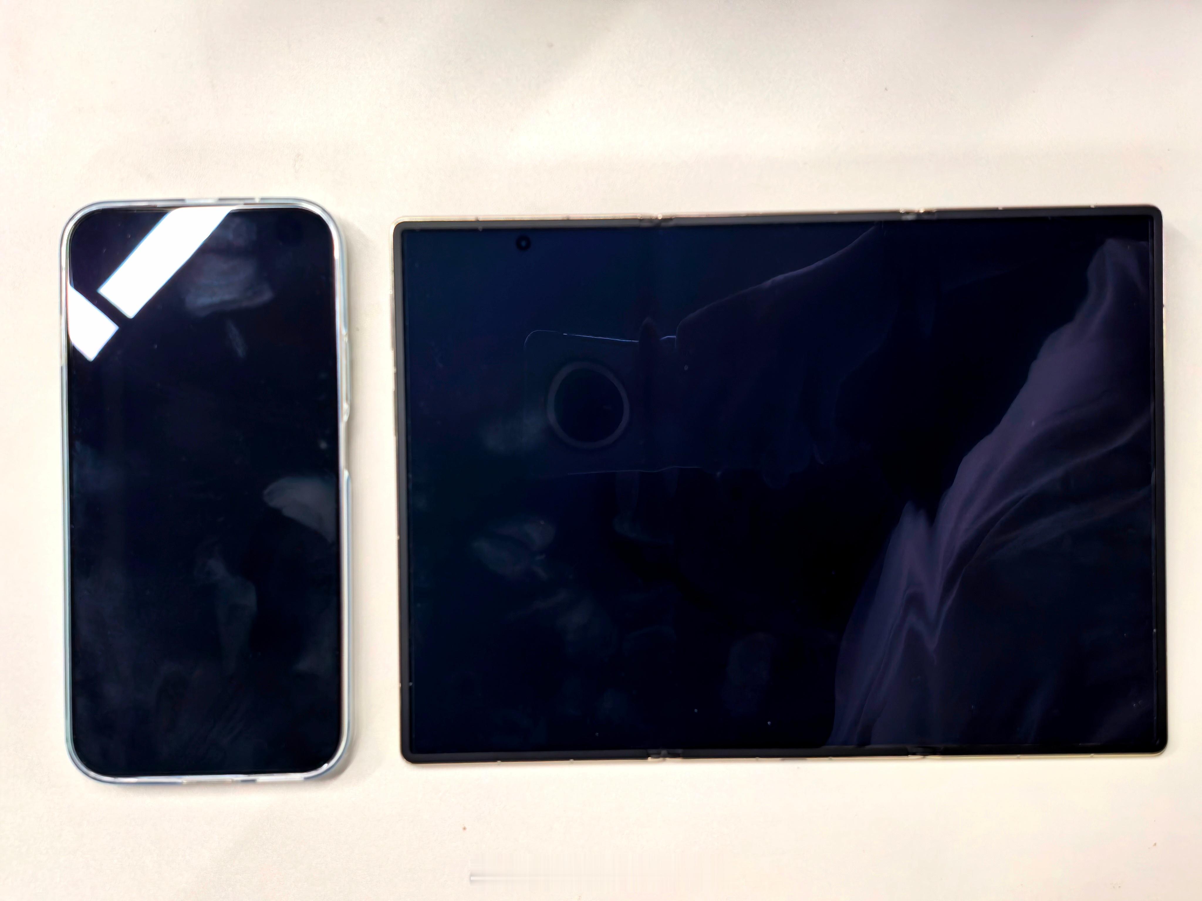 上手体验华为Mate XT 2展翼三折叠，折叠逻辑确实上一代要方便很多，而且一代