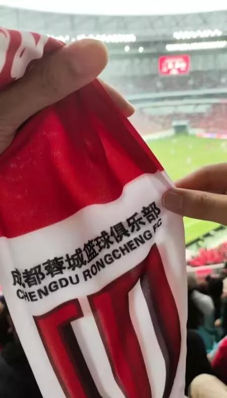 蓉城篮球俱乐部？？？
家人们谁懂啊，在凤凰山球场外边买到假货了
看到一个嬢嬢在卖