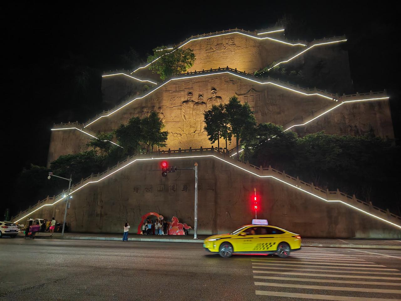 夜爬缙云山，这两年好像一直挺火的，晚上八九点开始，就有人陆续开始爬山了，基本上都