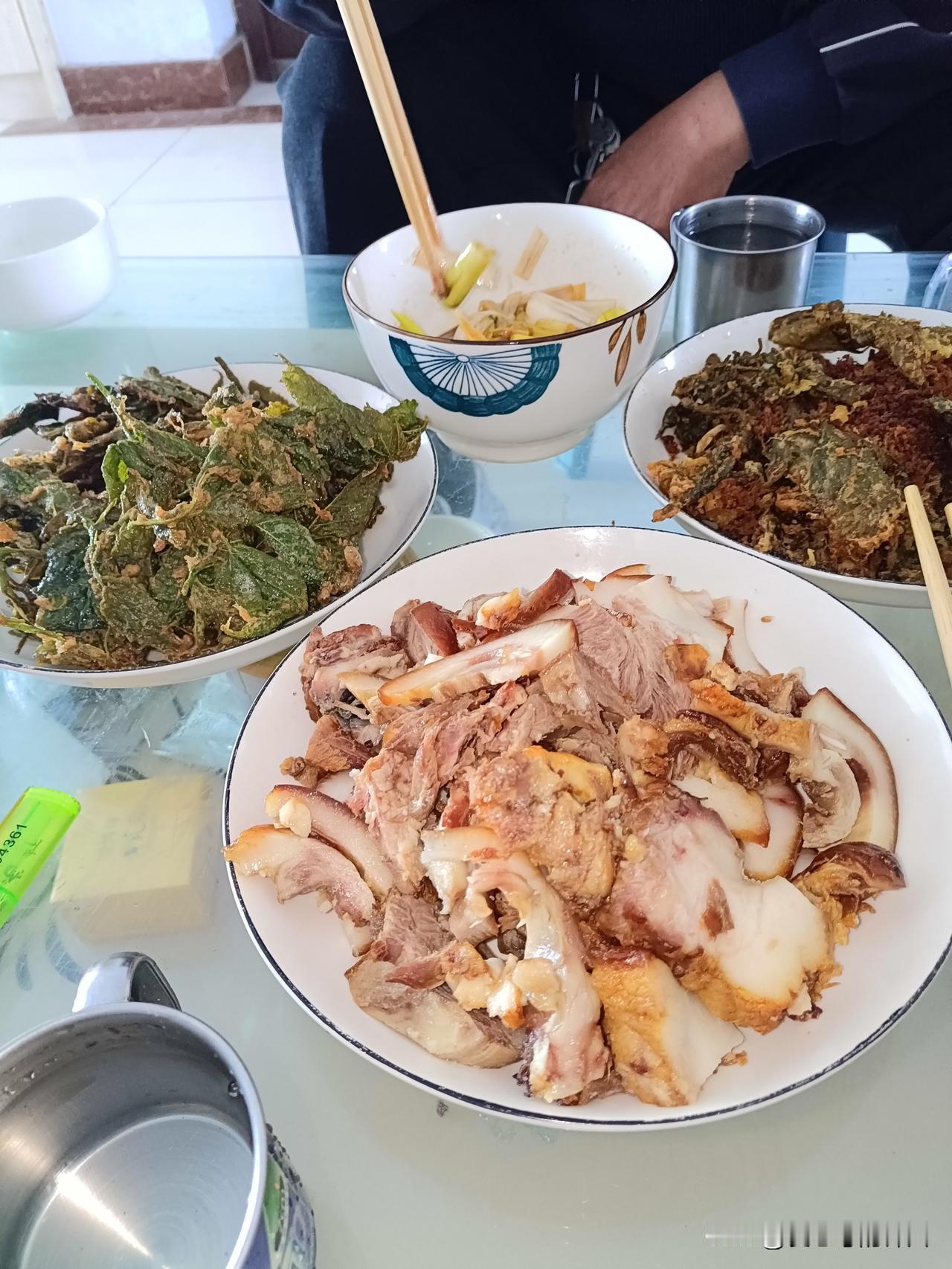 楼下的奎哥给我打电话，下来，喝点。
我拎了一瓶酒下了楼。喝酒的事我往往来而不拒，