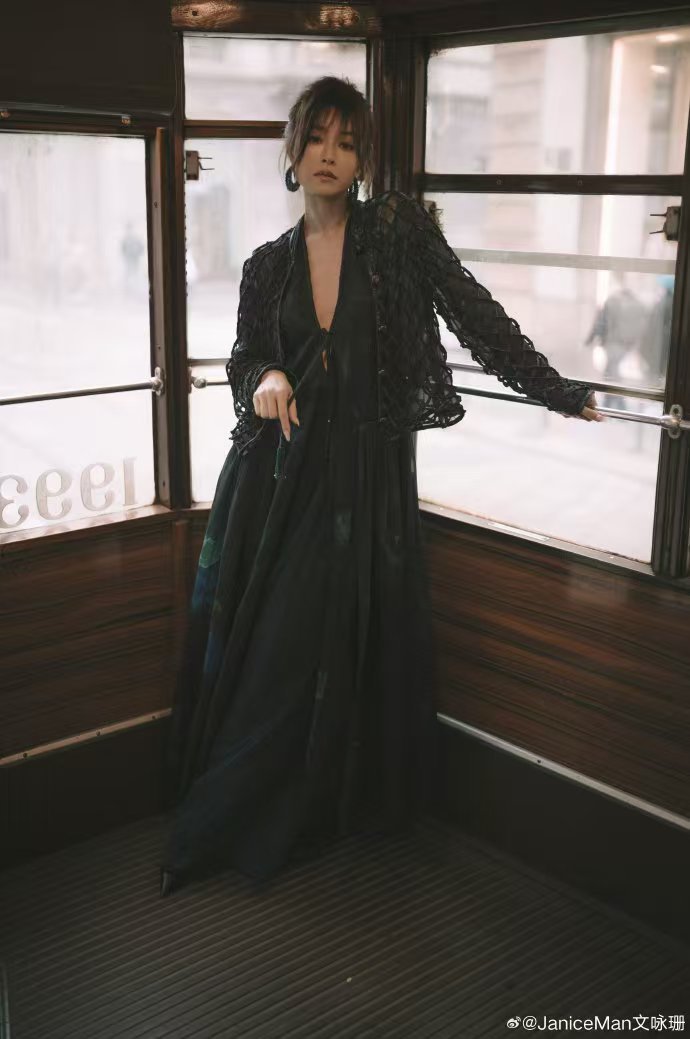 文咏珊 妹感姐 哇哦！“妹感姐”形容文咏珊恰到好处，减龄刘海显灵动，自信气场展强