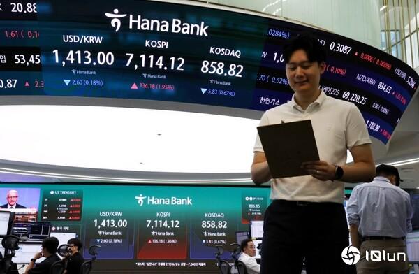 韩国股市因外资买入狂潮冲破7,200点
受大型半导体股和外资净买入推动，KOSP