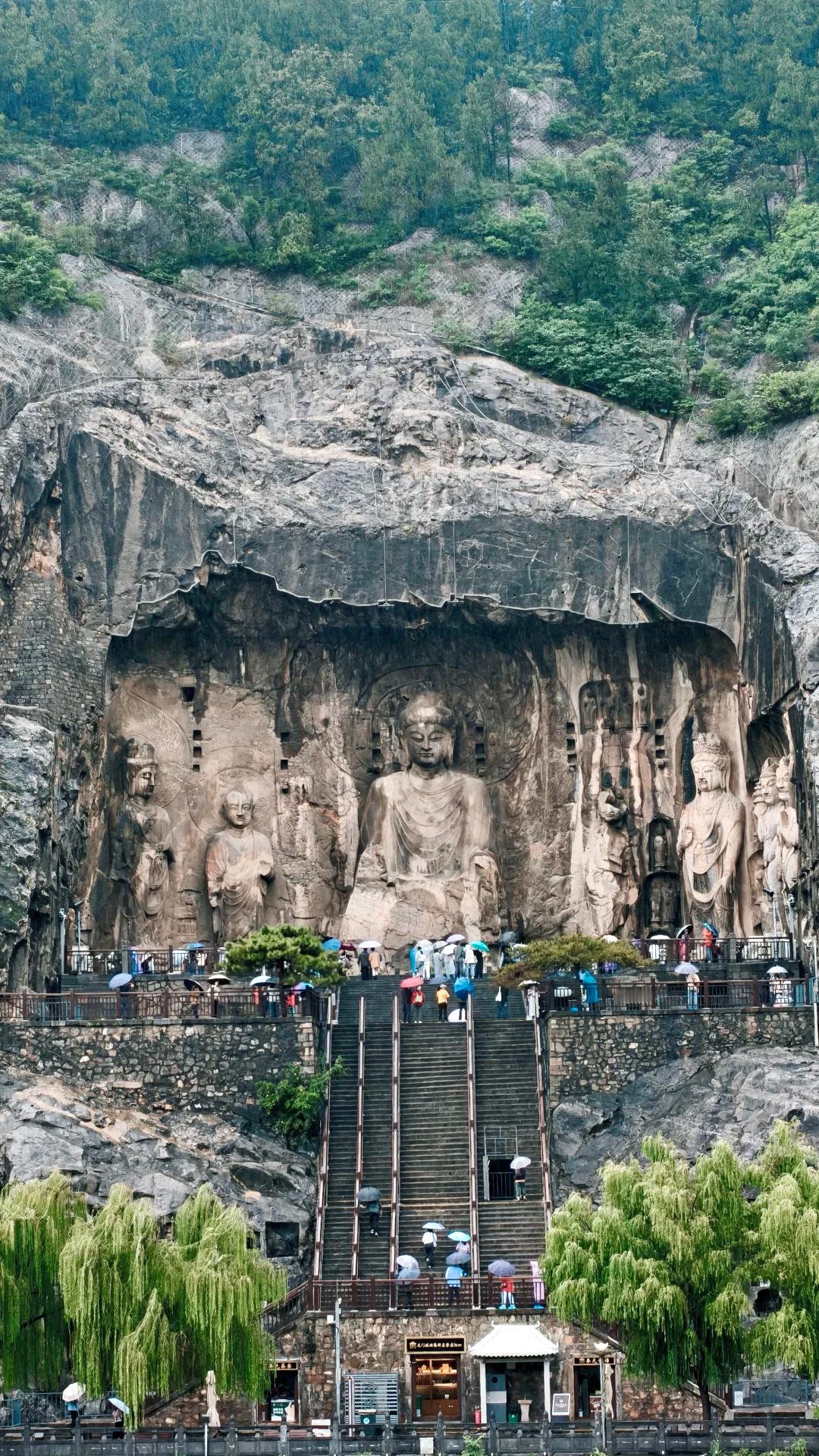 “龙门石窟的卢舍那大佛，17米高的盛唐微笑，以光明普照之姿，凝刻武则天时代的辉煌