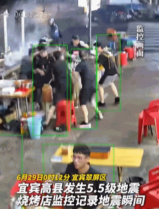 被普通人的质朴温暖到了！四川宜宾，突发地震，一家夜宵烧烤店内的食客迅速撤离避险。