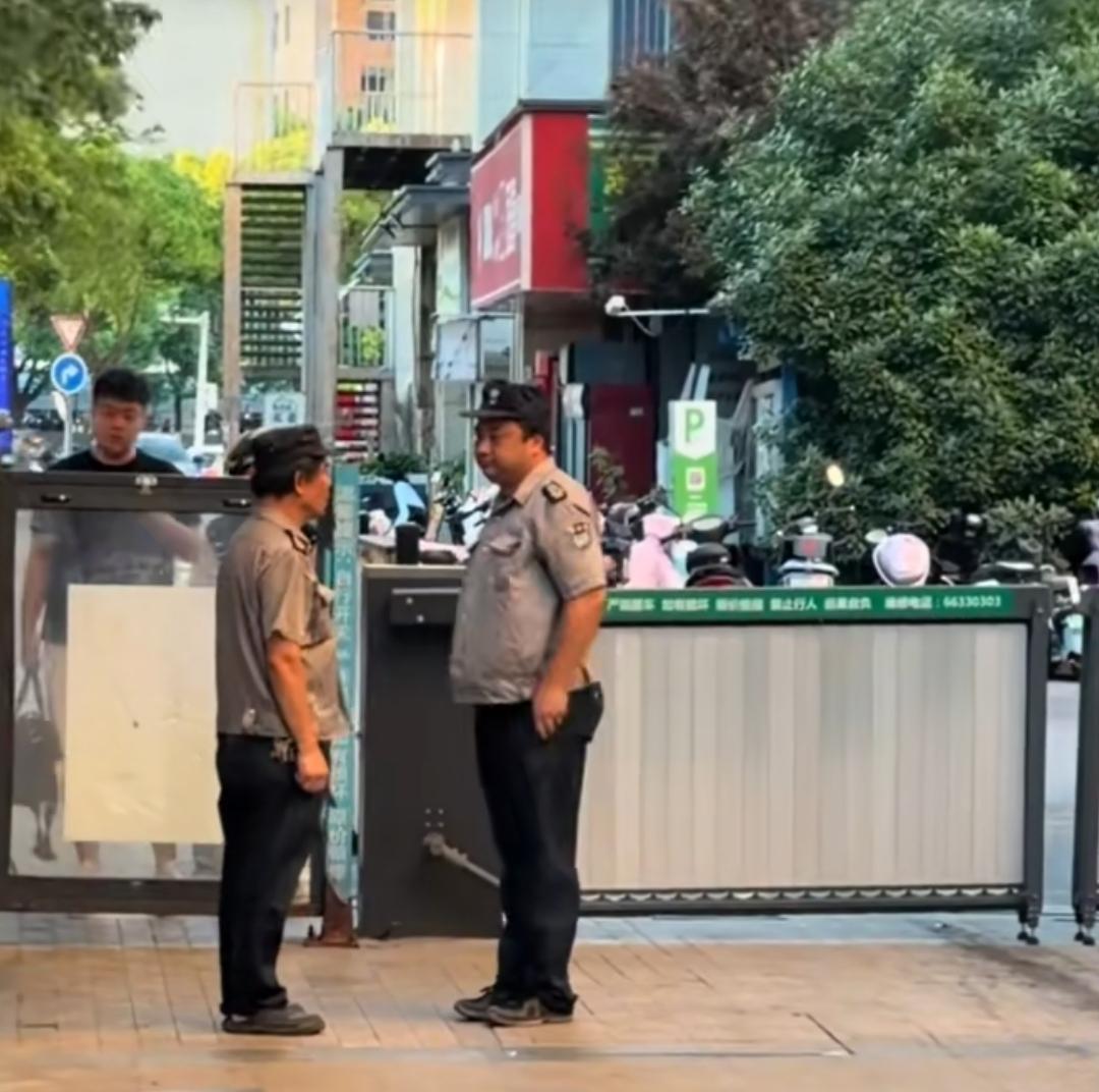 经理开会要求保安在交接班时候，必须有仪式感，所以这几天把大家难为坏了，因为不管是