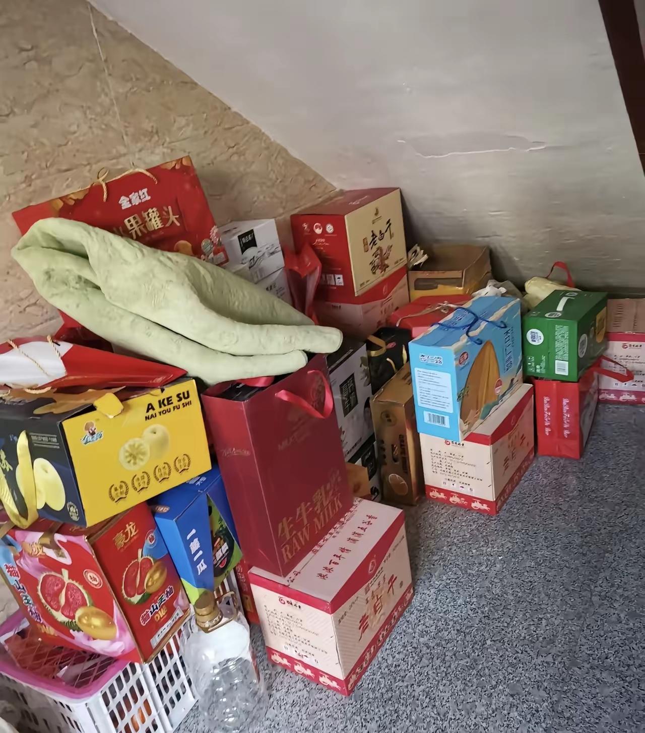 春节老人有意躲避晚辈拜年，晚辈扑空只能把礼品堆在门口！
       春节串门，