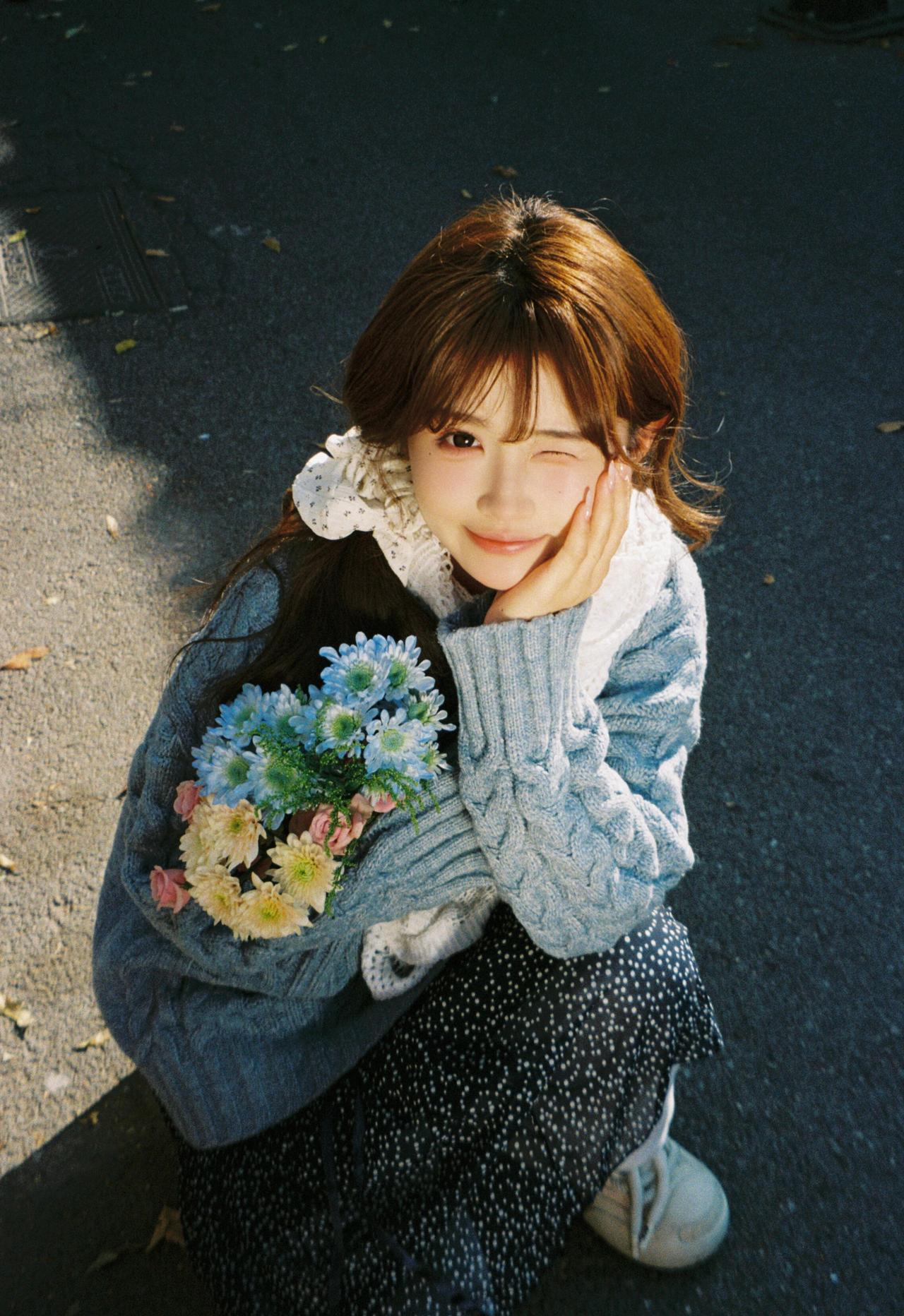 这组冬日街景人像，以“花与暖光”为核心线索，将季节的冷感与情绪的温软做了细腻平衡