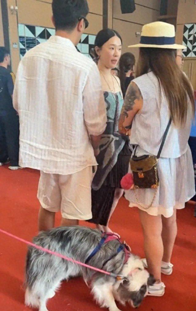 杜江霍思燕陪狗参赛，抚臂护妻藏深情，杜江对霍思燕才是生理性喜欢！ ​​​