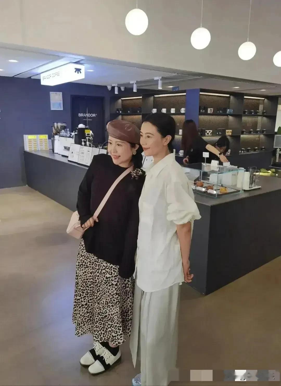 偶遇高圆圆，女神真的有点老了！不过气质真的很不错，自带光芒的那种。岁月无情在她美