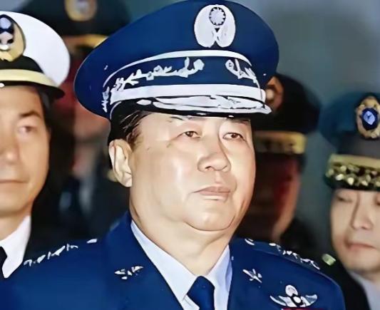 台湾首任军事大学校长，退役上将夏瀛洲说：当年佩洛西窜台，解放军趁势突破了海峡中线