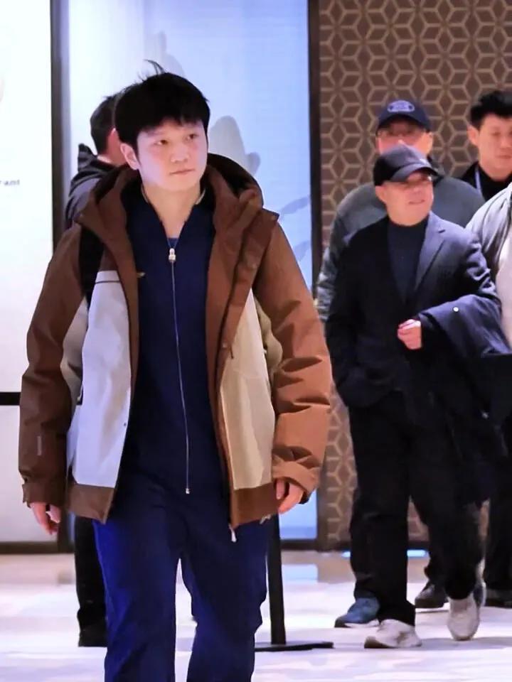 樊振东出场霸气，要去参加比赛了！
一切顺利，加油，毫无压力，打好球就够了！
东子