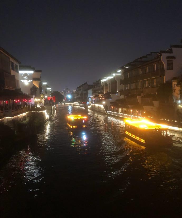 趁着微风正好，我放轻了脚步慢慢走过。脚下的落叶发出细微的沙沙声，生怕惊扰了这份午