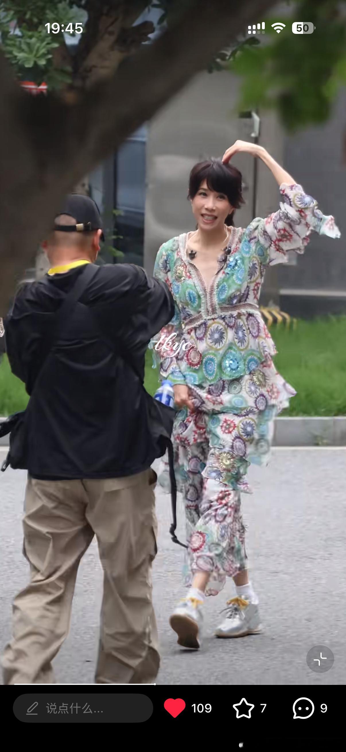 我笑死了宋亚轩粉丝真的很会，一直姐姐姐姐比心，姐姐姐姐飞吻。我莫就这样萌萌的比心