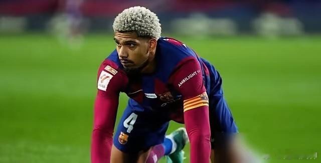 生活手记阿劳霍当巴萨队长真让人揪心！上赛季打国米，37岁的阿切尔比慢悠悠晃开他丢