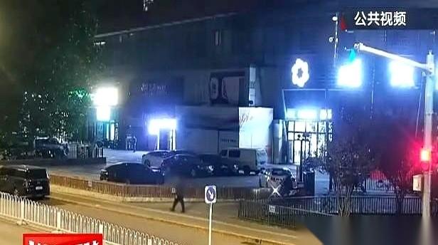 一个40岁的男人，穿着西装，在北京的深夜，从五环硬生生跑到了四环。
跑了15公里