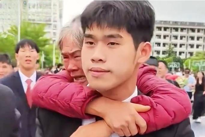 广西18岁少年李明志，刚以优异成绩考上清华，在学校成人礼上的一个举动，感动了无数