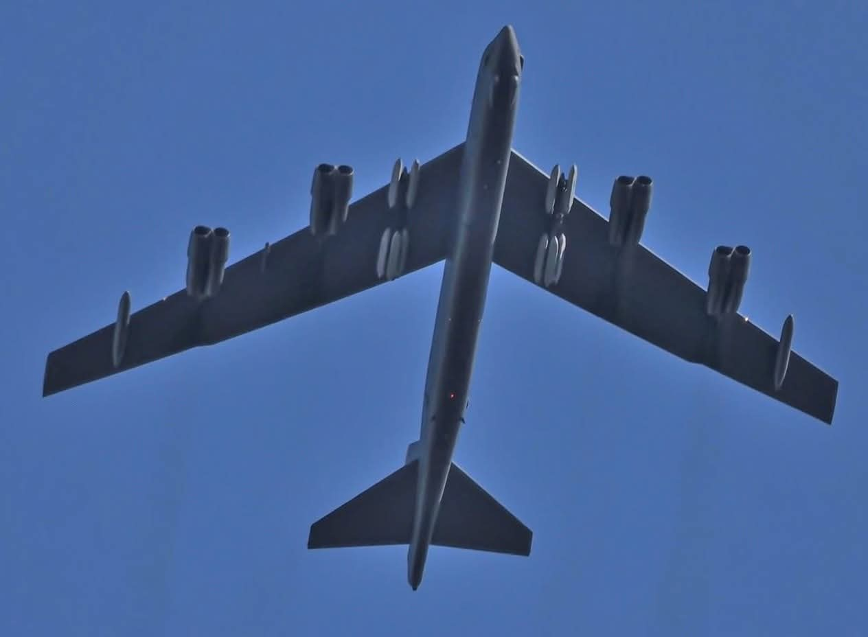 B-52H最多能够外挂12枚JASSM与内置8枚JASSM隐身联合对地巡航导弹 