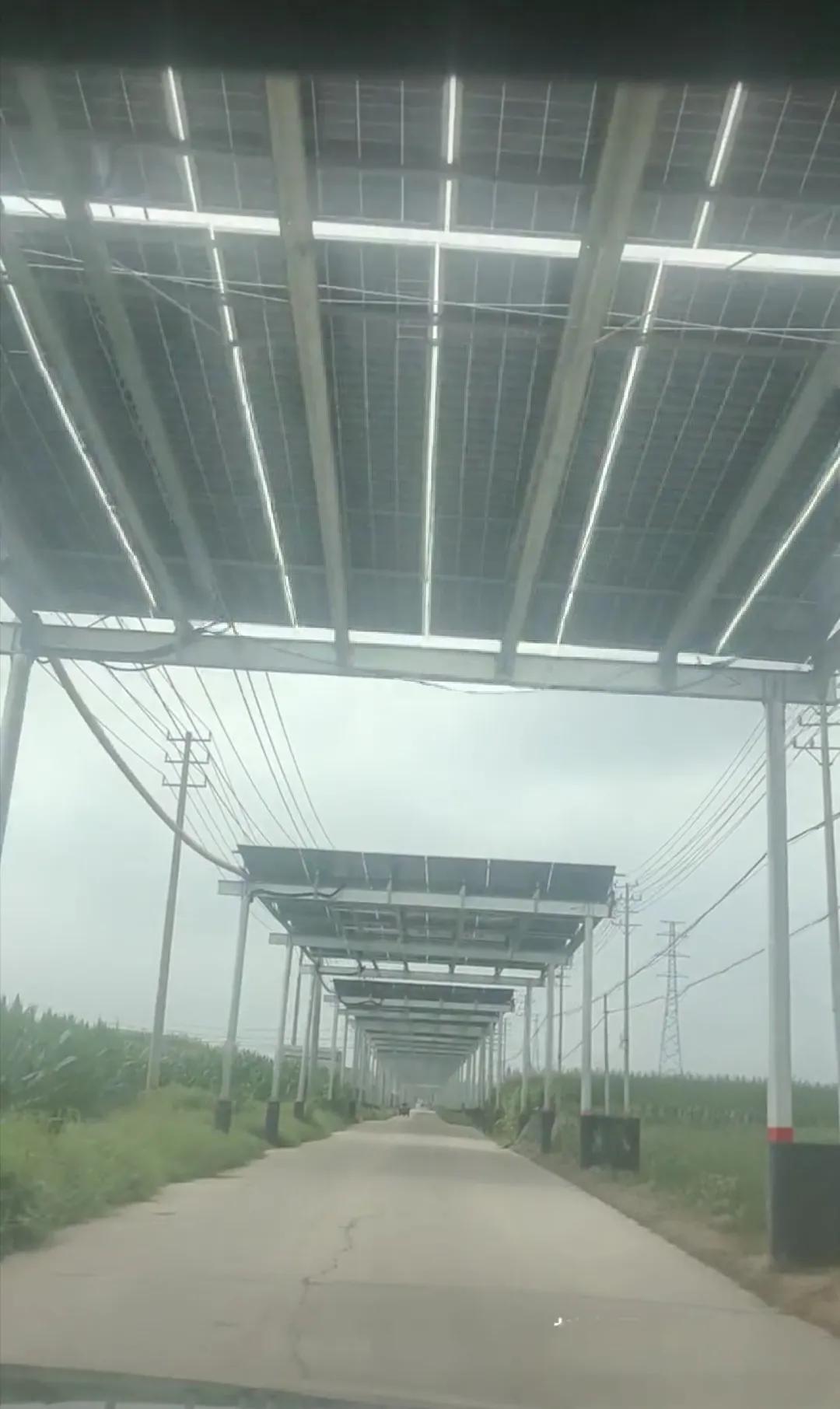 光伏发电装在公路上面真的是好处多多，让我慢慢道来。
其一，公路上装光伏，不需要占
