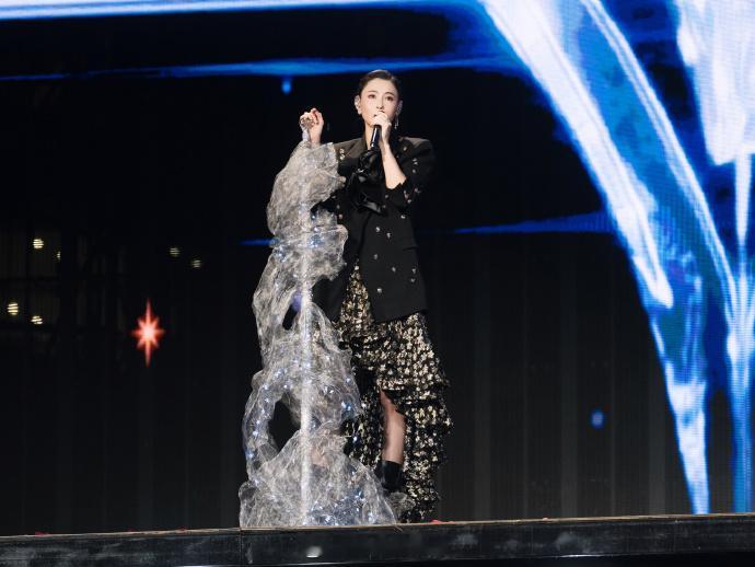 张柏芝 张柏芝雅迪摩登之夜生日夜唱响经典，温情满场潸然泪下  现场粉丝以热忱满满