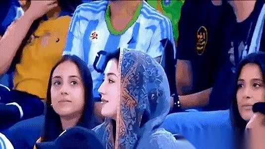 2022年卡塔尔世界杯，那个嘈杂的看台，导播的镜头在那一刻乱晃。
在那片人山人海