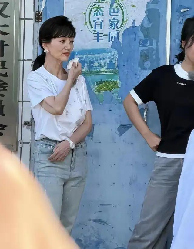 8月1日，赵雅芝现身江西宜春宜丰县，无修图就是个干瘪老太太，但手背有锻炼的痕迹，