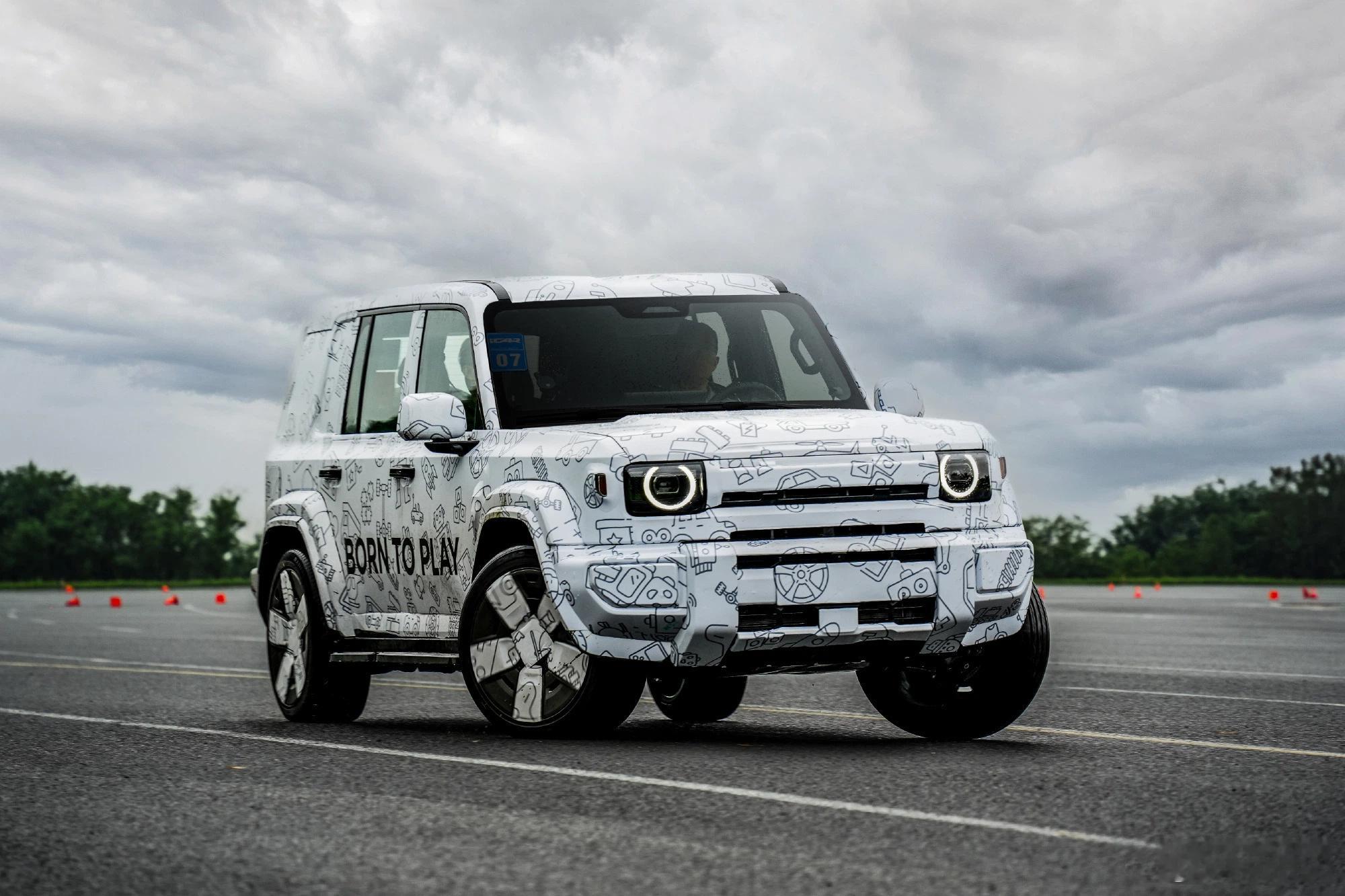 一波iCAR V27的官方预告图，新车将在明天于迪拜迎来全球首秀。iCARV27