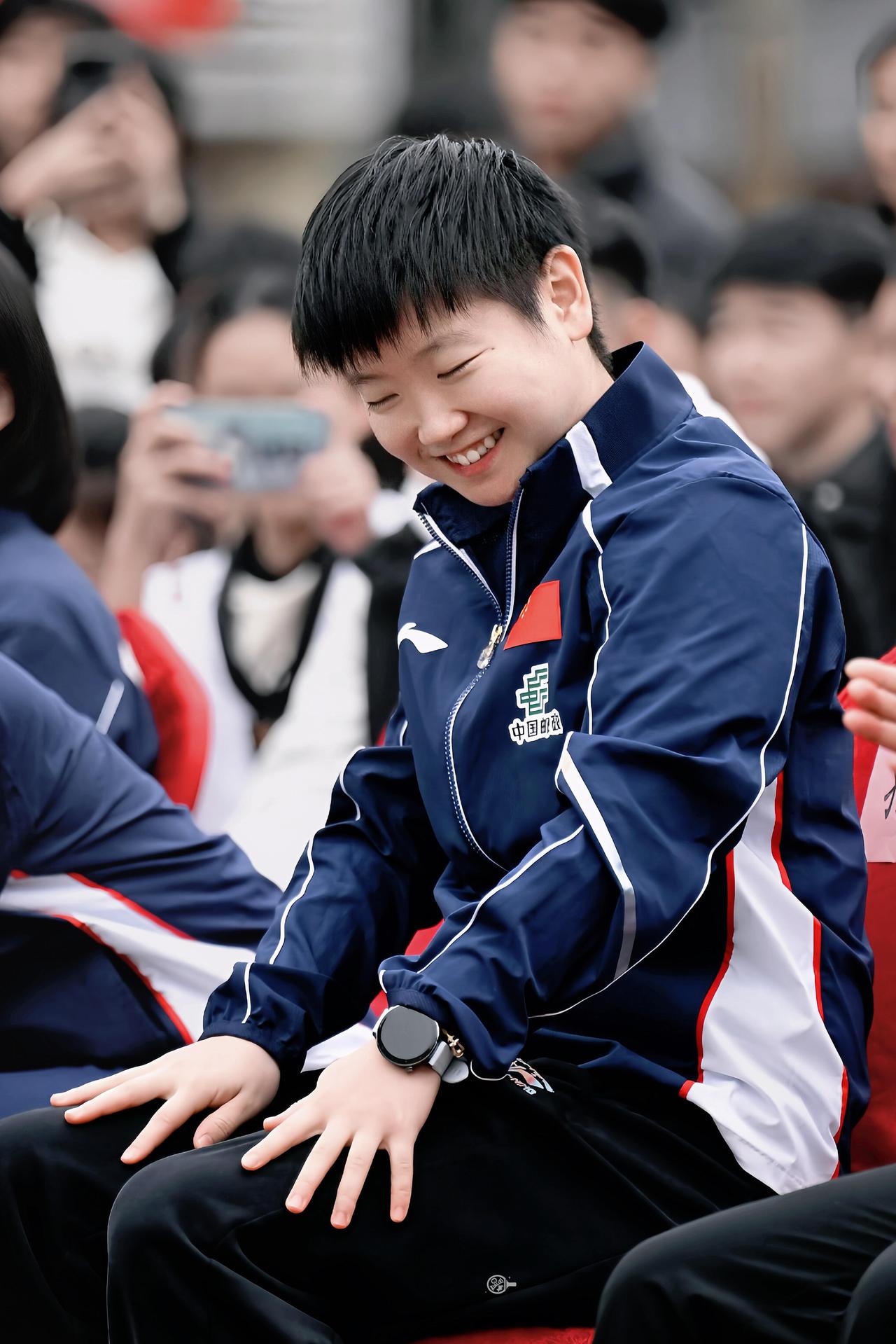 她不是那种惊艳型的美人，但胜在：
 
- 脸圆圆的，眼睛亮，笑起来特别甜，自带干