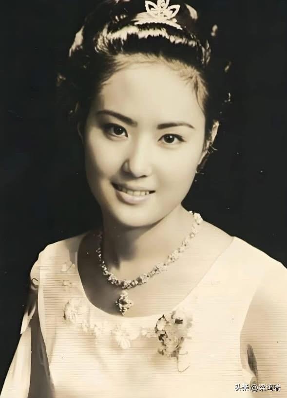 尹宝莲原名尹凌，出生于中国台湾省花莲县一个商人家庭，祖籍湖南省株洲市炎陵县沔渡镇