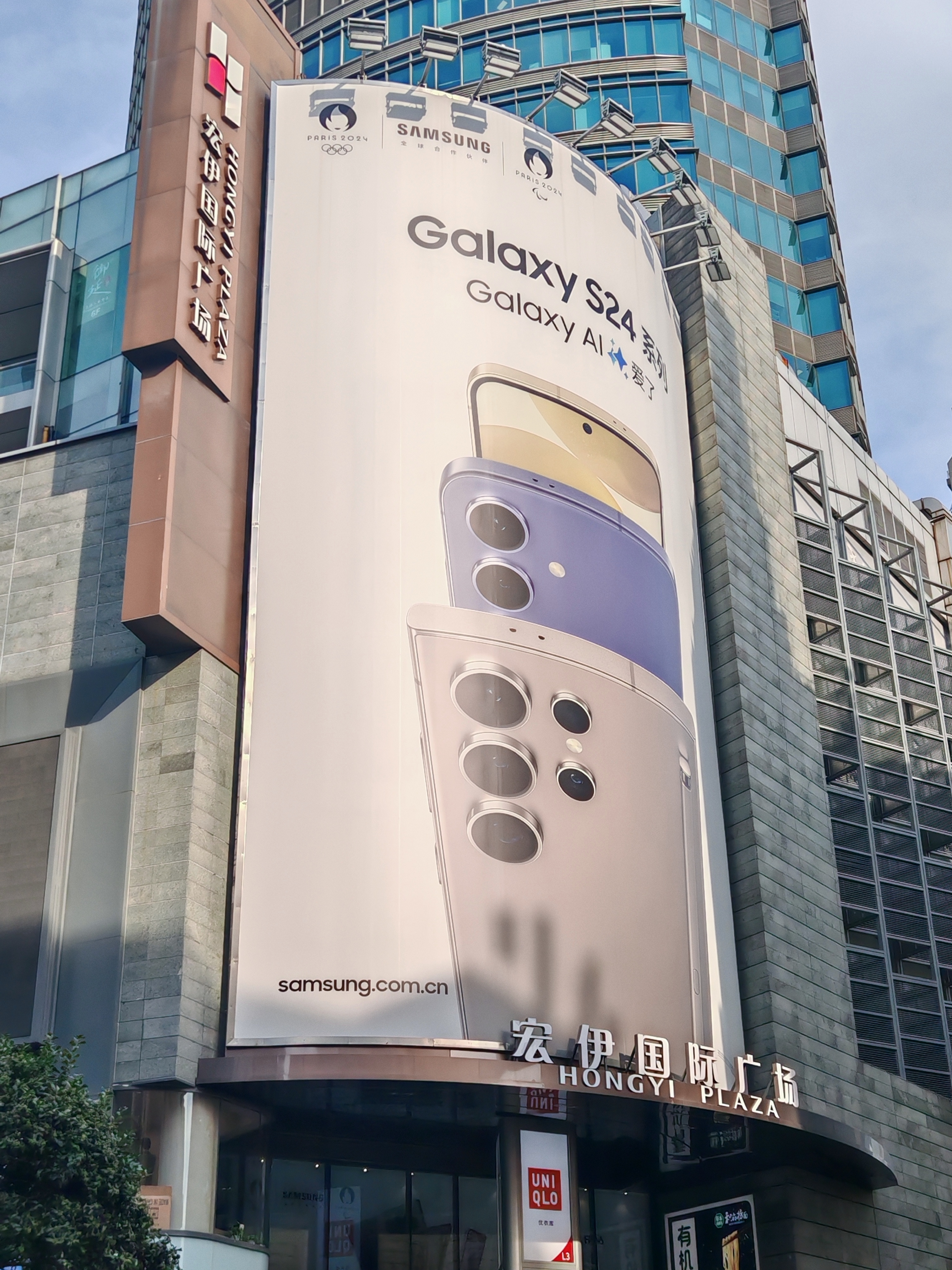 打卡上海南京路的三星旗舰店，听店员小哥哥讲解全新的Galaxy Z Fold6系