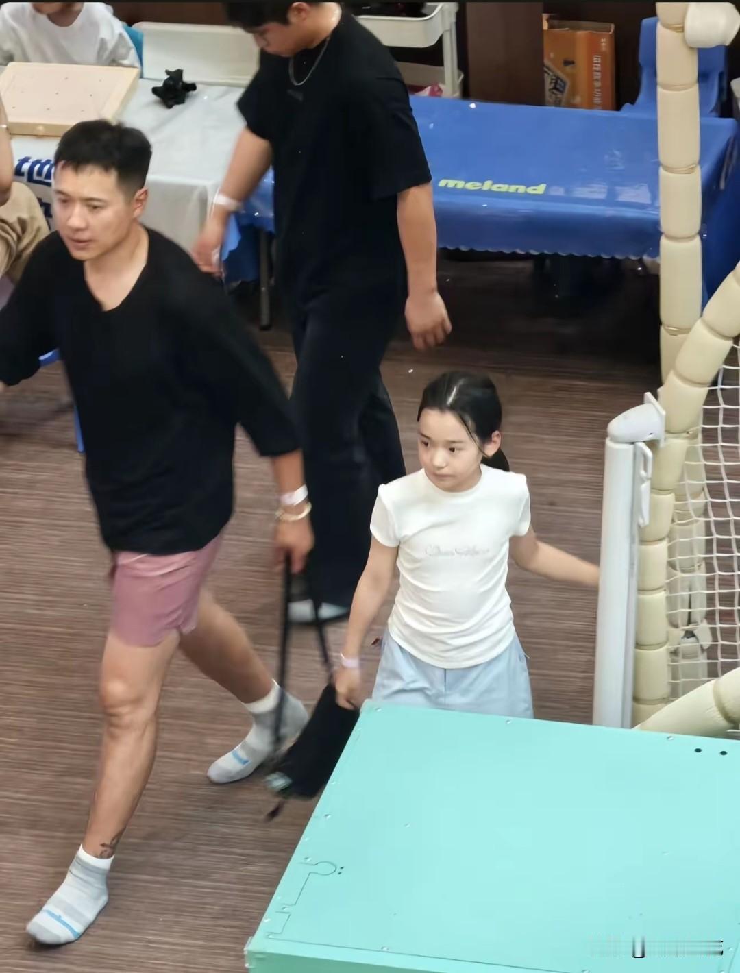 近日，有网友偶遇高云翔带着女儿小酒窝现身室内运动乐园。小酒窝一身白T恤配浅蓝休闲