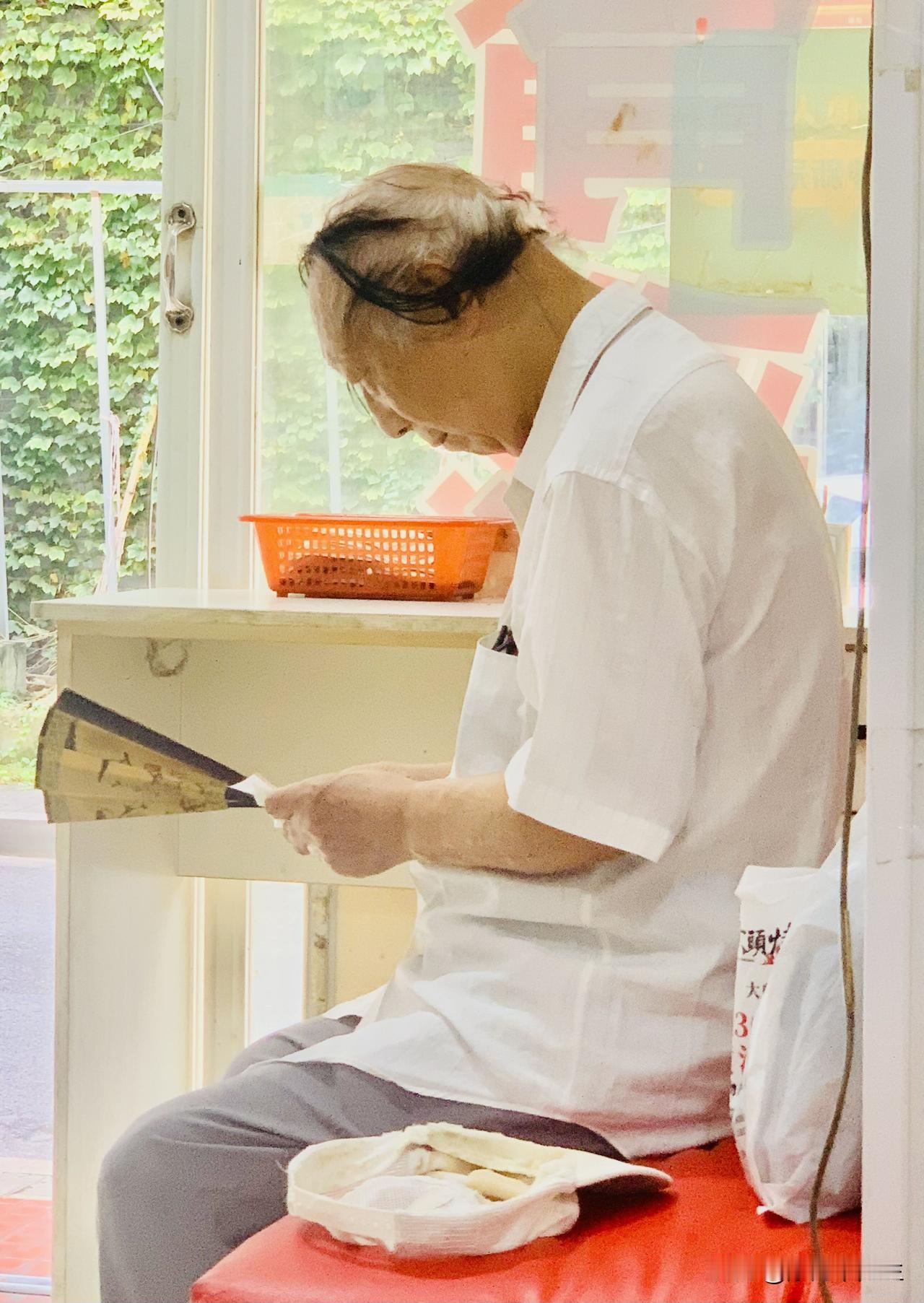 白发藏尽岁月，方寸小店，是日复一日的烟火日常。（手机摄）

原创作品.禁止盗图