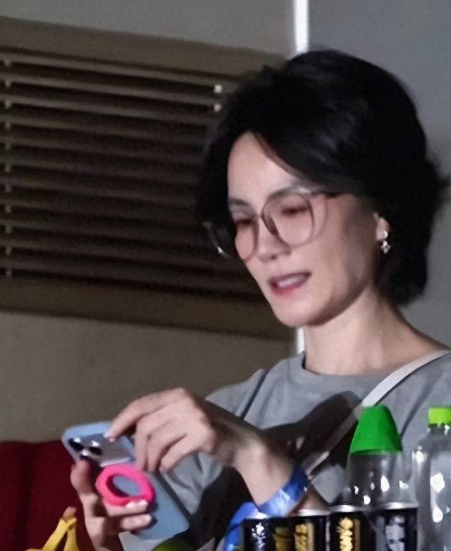 那英演唱会这天，王菲素颜亮相，宋丹丹豹纹吸睛，杨坤咋这么年轻