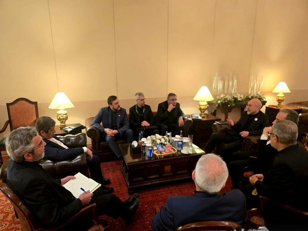 谈判桌刚摆好，伊朗代表团还没坐稳，美国那边直接把剧本撕了。
一上来，就一个要求：