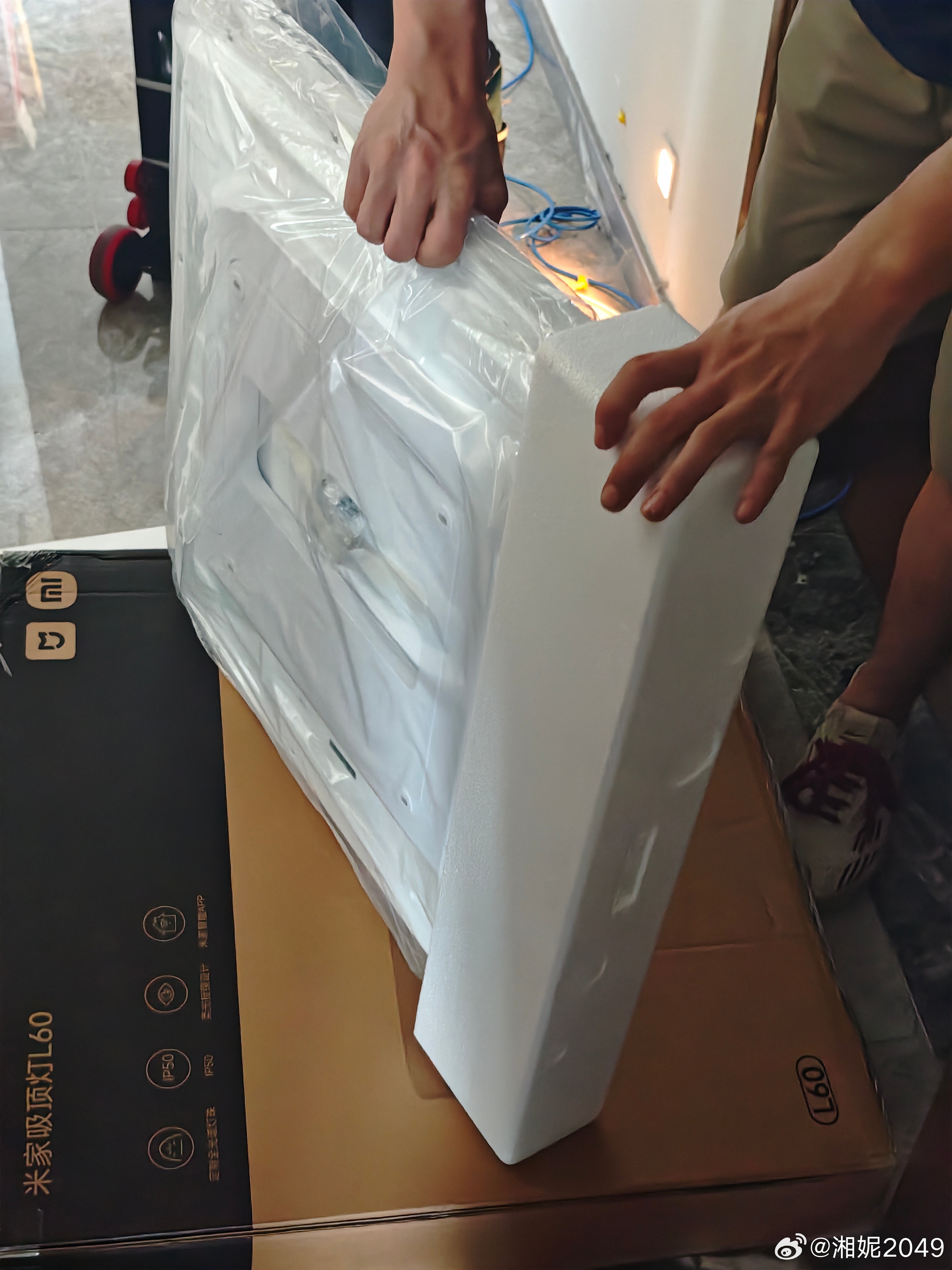 把家里办公房间的灯换了！好亮堂好舒服～ 