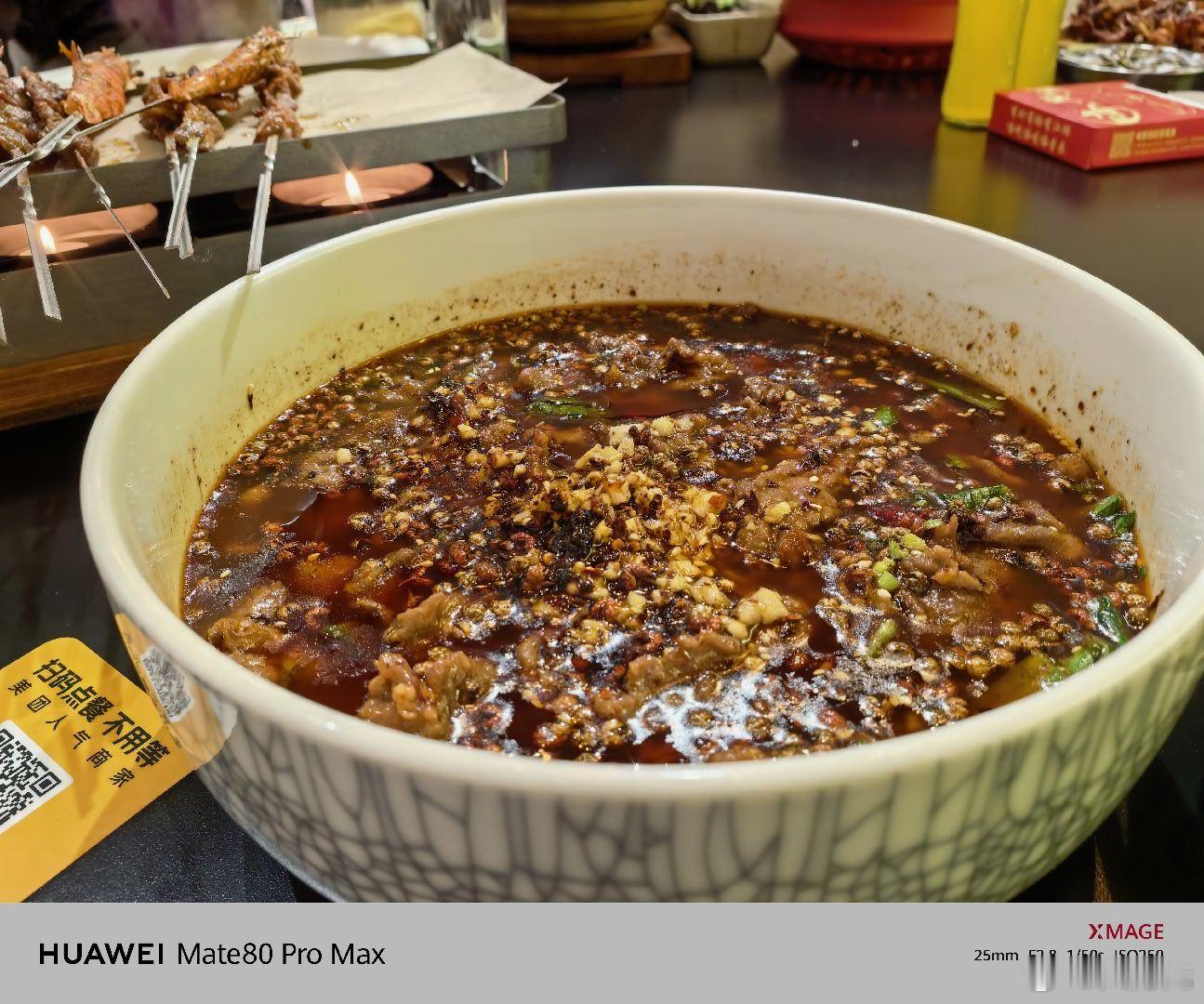 太离谱了，昨晚上吃的东西太辣，上火，嘴上长了个泡，今天我爸来我家问我是不是丰唇了