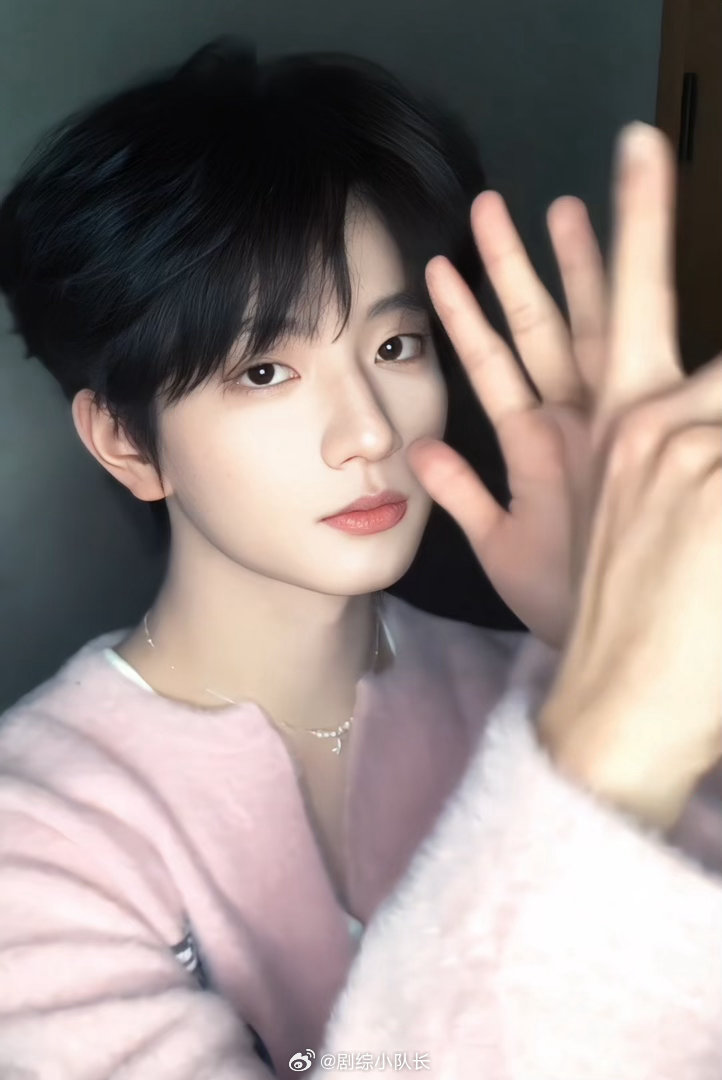 穆祉丞看到章鱼玩具就想到黄朔周五晚高疯 在摊位上看到章鱼，他停了一下，然后就开始