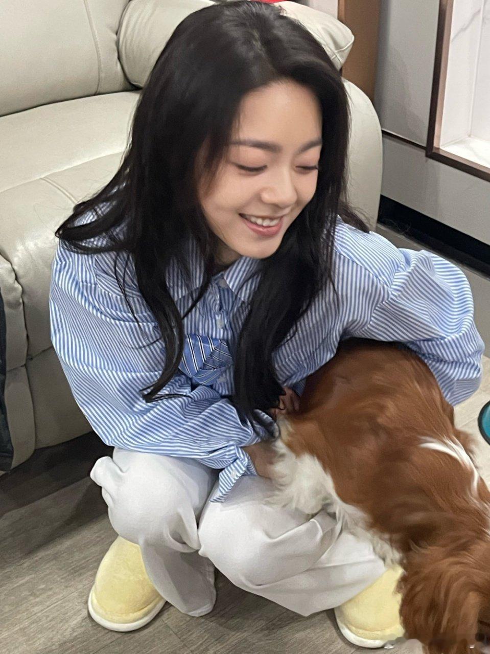 赵今麦晒小狗拿铁赵今麦晒和小狗合照 好可爱啊~ 赵今麦